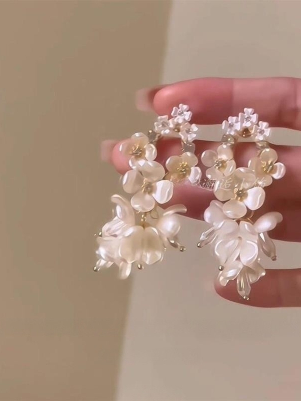 Elegant White Floral Dangle Earrings - Women Jewelry - Picture 3 of 4